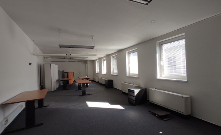 Kancelársky celok v reprezentatívnom historickom objekte v centre, 125 m2 - fotografia 11