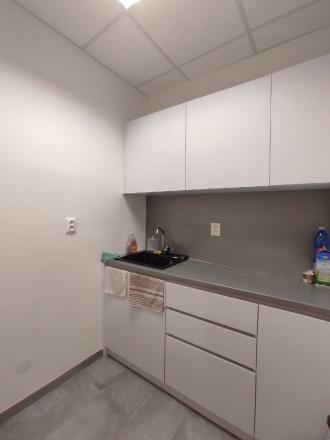 Holiday Inn Bajkalská - Priestory vhodné na fyzio, masáže, kliniku s parkovaním, BAII, 394m2 - fotografia 15
