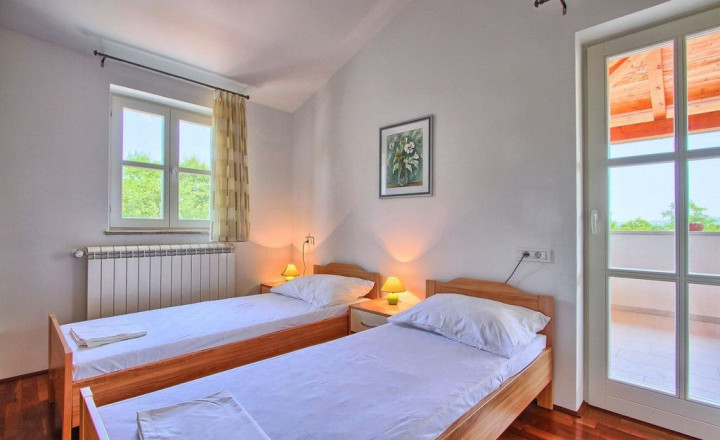 Vila v pokojnom prostredí nad zálivom Raška - fotografia 9