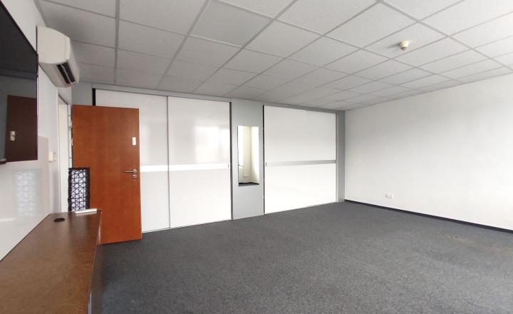 Kancelársky celok so sociálnym zázemím a parkovaním v Business Hoteli Aston, 54m2 - fotografia 1