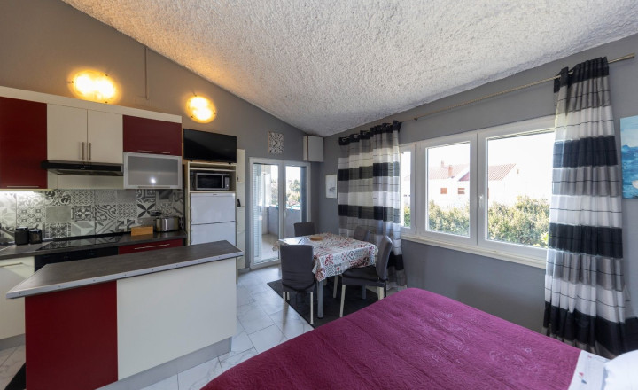 Novozrekonštruovaný dom 287 m², 6 apartmánov, 100 m od mora, Zaton, Zadar