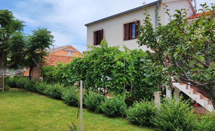Dom s dvoma bytmi a záhradou, blízko mora, Sabunike-Nin, Zadar