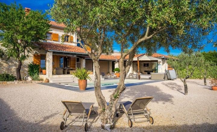 Dom s bazénom a záhradou, Martinska – Šibenik - fotografia 3