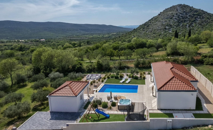 Luxusná vila s priestranným pozemkom a výhľadom na prírodné krásy Vransko jazera - fotografia 2