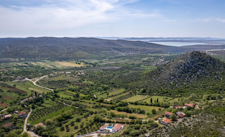 Luxusná vila s priestranným pozemkom a výhľadom na prírodné krásy Vransko jazera - fotografia 6