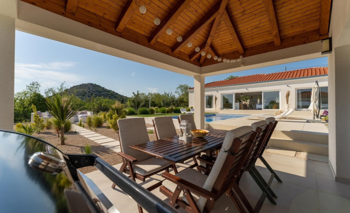 Luxusná vila s priestranným pozemkom a výhľadom na prírodné krásy Vransko jazera - fotografia 19
