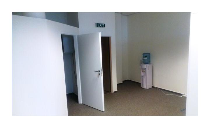 Samostatný kancelársky celok 107m² v blízkosti letiska na prenájom - fotografia 2