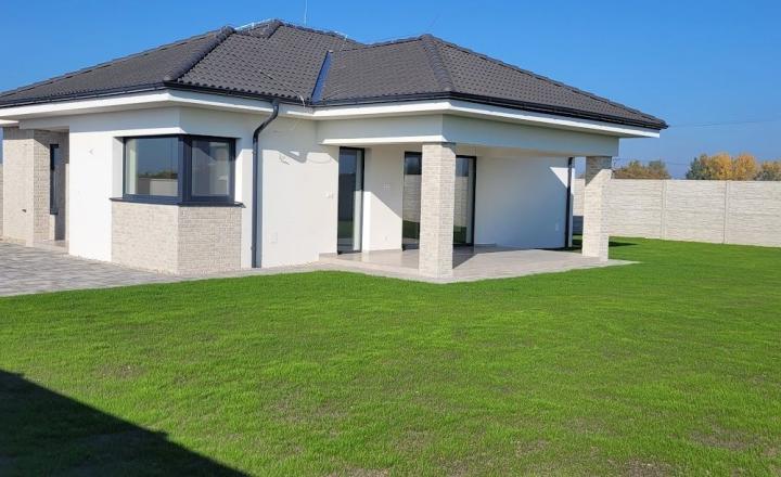Nadštandardná novostavba 4 izbový bungalov hneď k nasťahovaniu - fotografia 1