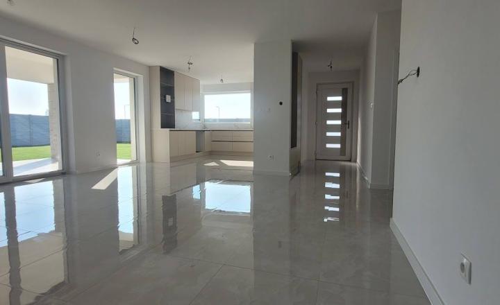 Nadštandardná novostavba 4 izbový bungalov hneď k nasťahovaniu - fotografia 4