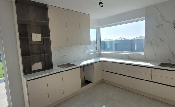 Nadštandardná novostavba 4 izbový bungalov hneď k nasťahovaniu - fotografia 7
