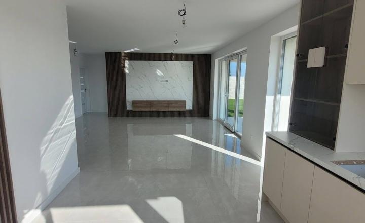 Nadštandardná novostavba 4 izbový bungalov hneď k nasťahovaniu - fotografia 8