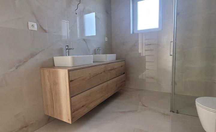 Nadštandardná novostavba 4 izbový bungalov hneď k nasťahovaniu - fotografia 11