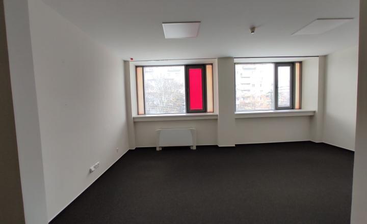 Kancelársky priestor so sociálnym zázemím a parkovaním v Business Hoteli Aston, 36m2 - fotografia 1