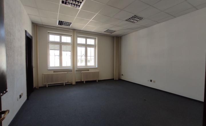 Kancelársky celok v historickej budove centre Bratislavy na Grossligovej ulici, aj s parkovaním, 109,38 m2, 147m2 alebo 169,30 m2 - fotografia 1