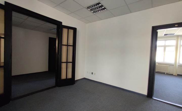 Kancelársky celok v historickej budove centre Bratislavy na Grossligovej ulici, aj s parkovaním, 109,38 m2, 147m2 alebo 169,30 m2 - fotografia 3