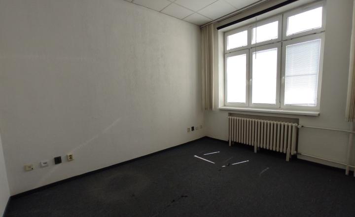 Kancelársky celok v historickej budove centre Bratislavy na Grossligovej ulici, aj s parkovaním, 109,38 m2, 147m2 alebo 169,30 m2 - fotografia 4