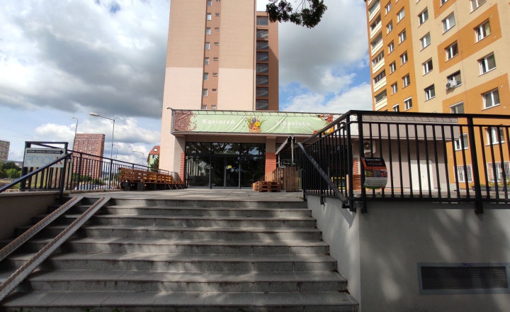 Obchodný priestor 500m2 s priestrannou terasou, v blízkosti polikliniky Tehelná – Bratislava III