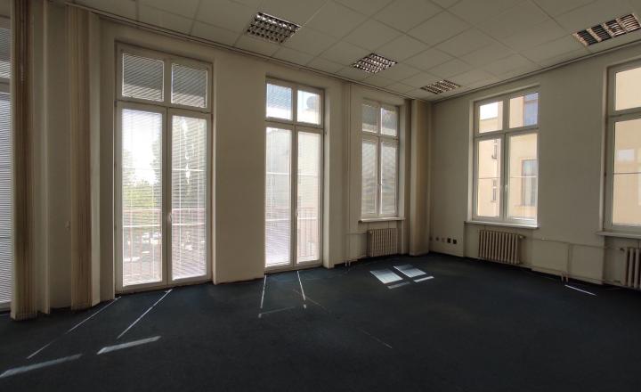 Kancelárske priestory v historickej budove centre Bratislavy na Grossligovej ulici, aj s parkovaním, 109,38 m2, 147m2 alebo 169,30 m2 - fotografia 1