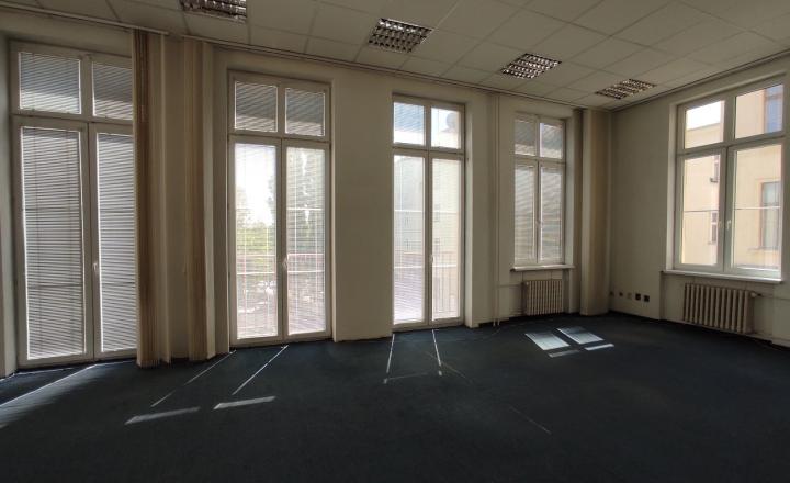 Kancelárske priestory v historickej budove centre Bratislavy na Grossligovej ulici, aj s parkovaním, 109,38 m2, 147m2 alebo 169,30 m2 - fotografia 2
