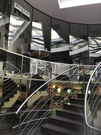 Obchodno-administratívny priestor v pasáži, s parkovaním, v centre - fotografia 1