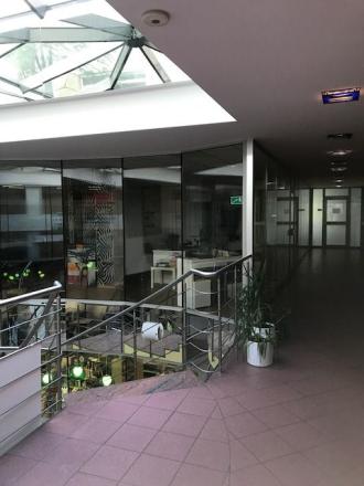 Obchodno-administratívny priestor v pasáži, s parkovaním, v centre - fotografia 3