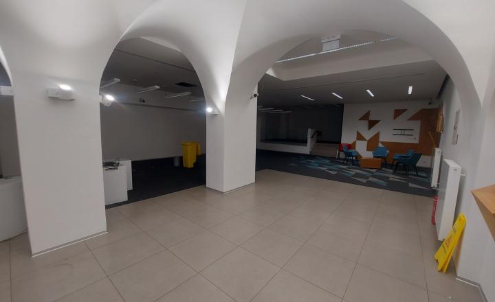 Obchodný priestor 250m2 s možnosťou rozšírenia na 350m2, Obchodná-Staré Mesto - fotografia 2
