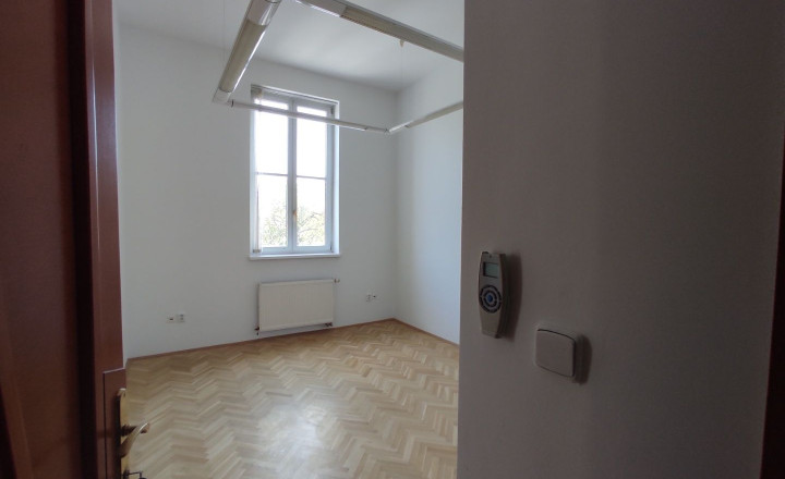 Priestor 165,7m2 s výhľadom do Úradu Vlády, v krásnej historickej budove, Štefánikova,BAI - fotografia 3