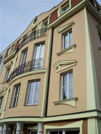 Uzavretý admin. celok v krásnej historickej budove, 148m2, 2 parkovacie miesta