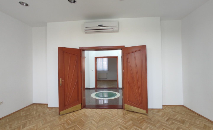 Uzavretý admin. celok v krásnej historickej budove, 148m2, 2 parkovacie miesta - fotografia 1