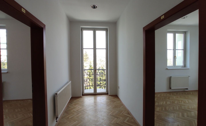 Uzavretý admin. celok v krásnej historickej budove, 148m2, 2 parkovacie miesta - fotografia 2