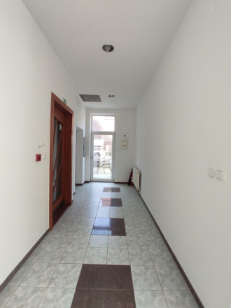 Uzavretý admin. celok v krásnej historickej budove, 148m2, 2 parkovacie miesta - fotografia 5