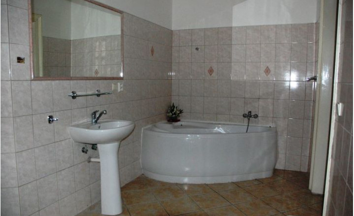28 m2 až 168 m2 - Obchodné priestory na prenájom, Trenčín-centrum - fotografia 1