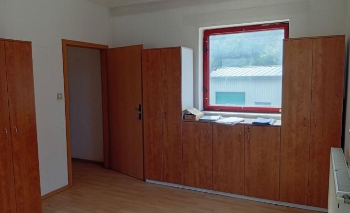  Hala na prenájom pre ľahkú výrobu 123 m2 - fotografia 1
