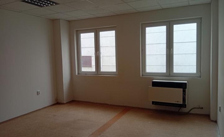 Vykurované skladové priestory na prenájom 447 m2, Trenčín, Za mostami - fotografia 1