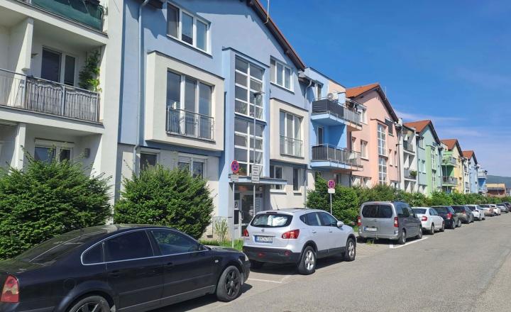 Na predaj 3-izbový byt na prízemí v tichej časti Bratislavy  - fotografia 12