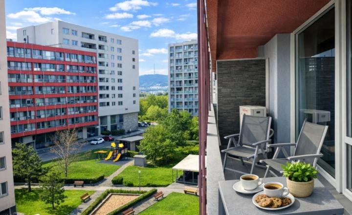 Na predaj slnečný 3-izbový byt s loggiou a dvomi garážovými parkovacími státiami TOP - fotografia 15