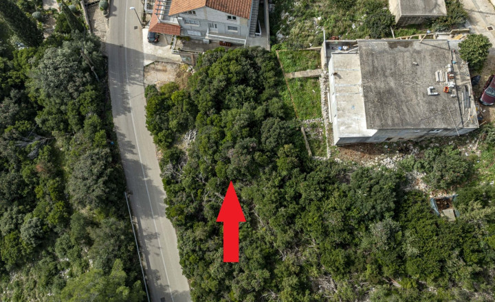 Slnečný pozemok len kúsok od pláže – ideálny pre apartmánový dom - fotografia 1