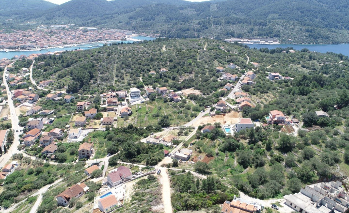 Stavebný pozemok 475 m² vo Vela Luke – Pokojná lokalita blízko centra - fotografia 1