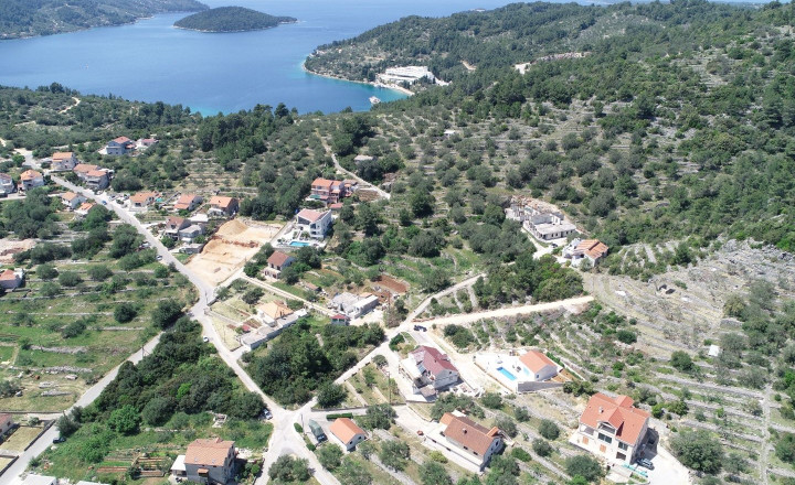 Stavebný pozemok 475 m² vo Vela Luke – Pokojná lokalita blízko centra - fotografia 3