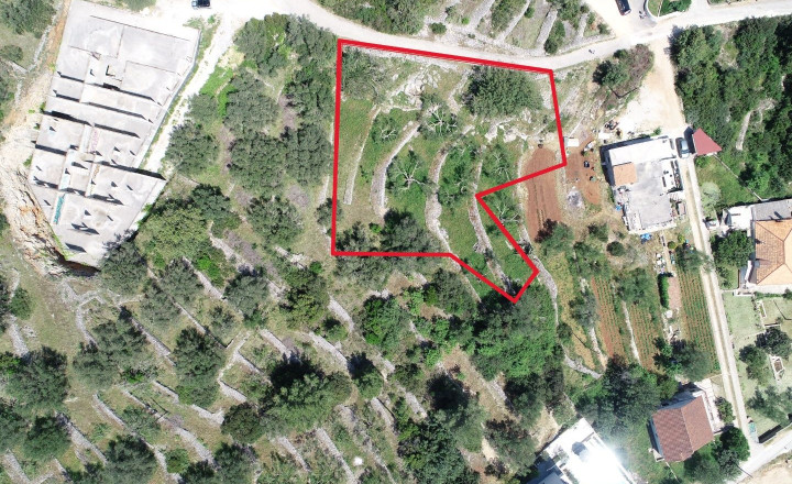 Stavebný pozemok 1355 m² s výhľadom na more – investičná príležitosť vo Vela Luke - fotografia 1