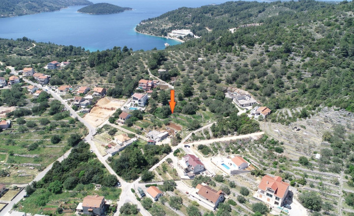 Stavebný pozemok 1355 m² s výhľadom na more – investičná príležitosť vo Vela Luke - fotografia 2