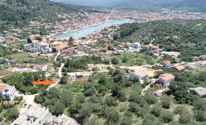 Stavebný pozemok 1355 m² s výhľadom na more – investičná príležitosť vo Vela Luke - fotografia 3