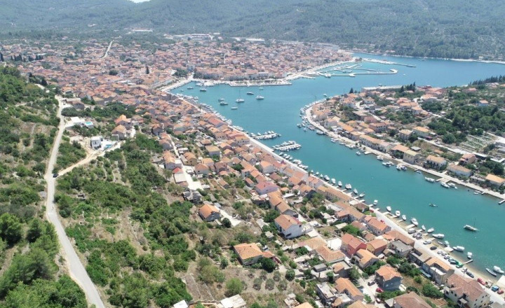 Atraktívny stavebný pozemok s nádherným výhľadom – 1 190 m², Vela Luka, ostrov Korčula - fotografia 5