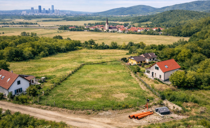 Na predaj pozemok s výborným potenciálom pre výstavbu rodinného domu