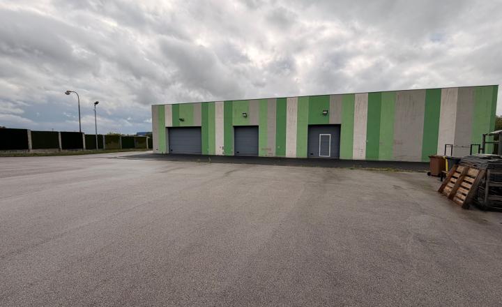 Na predaj nadštandardné administratívno-skladové priestory vo Svätom Jure vrátane pozemku 2086 m2