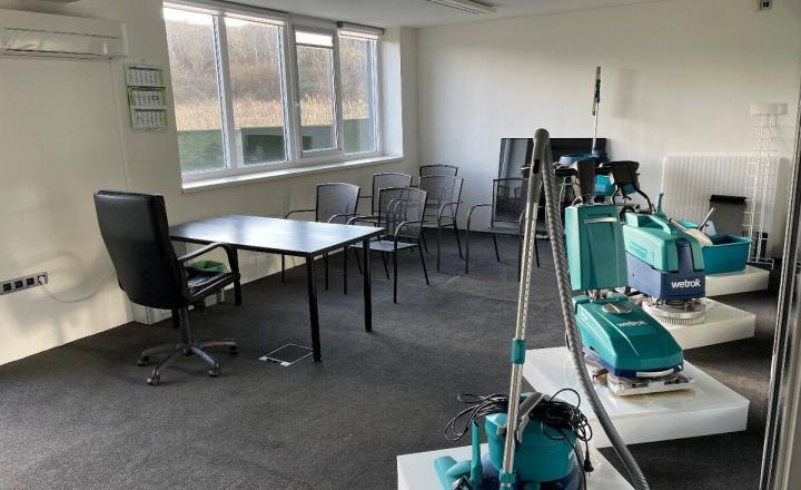 Na predaj nadštandardné administratívno-skladové priestory vo Svätom Jure vrátane pozemku 2086 m2 - fotografia 2