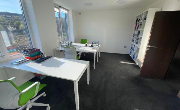 Na predaj nadštandardné administratívno-skladové priestory vo Svätom Jure vrátane pozemku 2086 m2 - fotografia 3
