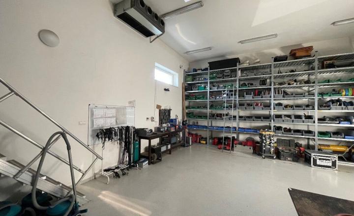 Na predaj nadštandardné administratívno-skladové priestory vo Svätom Jure vrátane pozemku 2086 m2 - fotografia 6