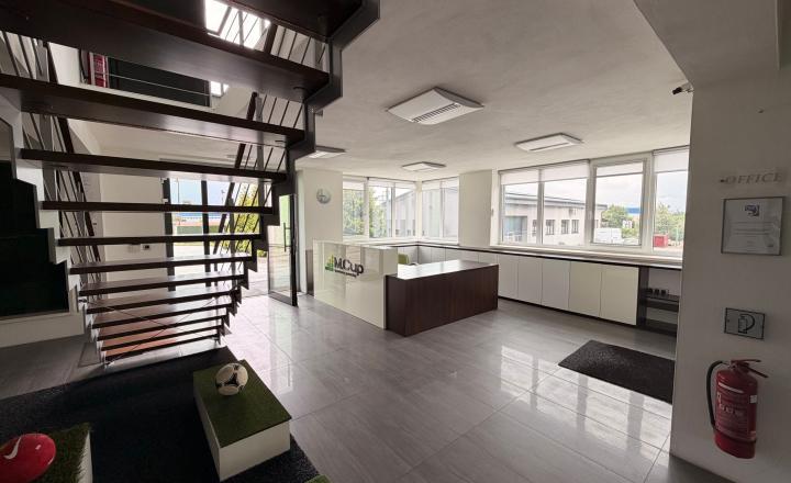 Na predaj nadštandardné administratívno-skladové priestory vo Svätom Jure vrátane pozemku 2086 m2 - fotografia 9