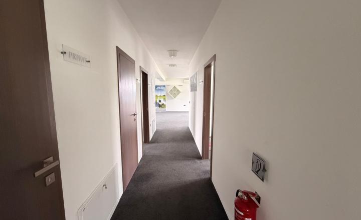 Na predaj nadštandardné administratívno-skladové priestory vo Svätom Jure vrátane pozemku 2086 m2 - fotografia 14